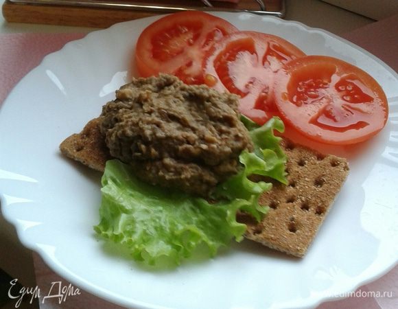 Паштет можно подавать как закуску с хлебом.
Мне нравится с ржаными хлебцами.
