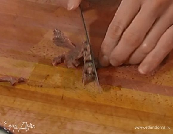 Анчоусы мелко порезать.