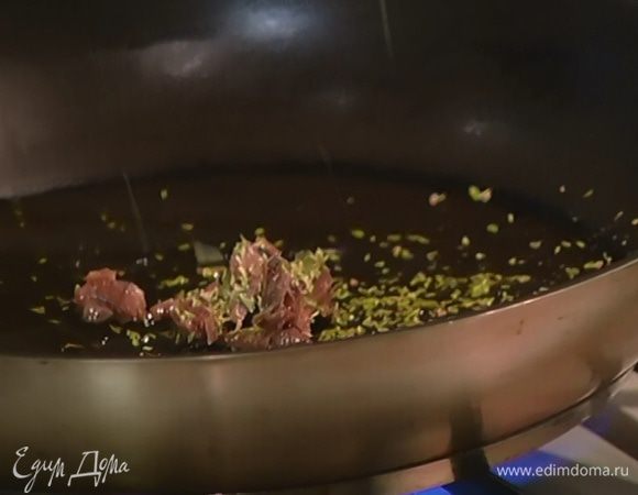 Разогреть в сковороде сливочное и оливковое масло, выложить анчоусы, посыпать орегано и обжарить на слабом огне.