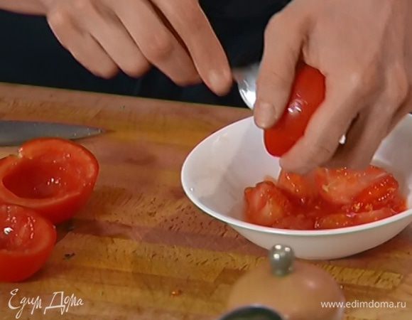 Помидоры разрезать пополам и ложкой вынуть семена вместе с соком.