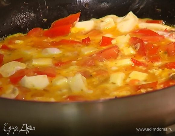 Добавить яйца, разболтать вилкой желтки и все перемешать. Готовить без крышки.