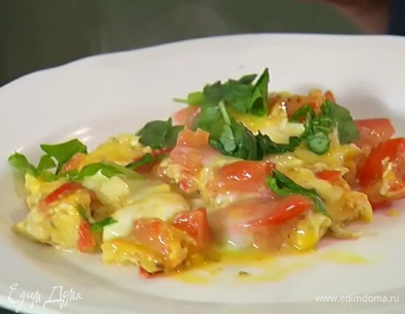 Базилик порвать руками и посыпать яичницу.