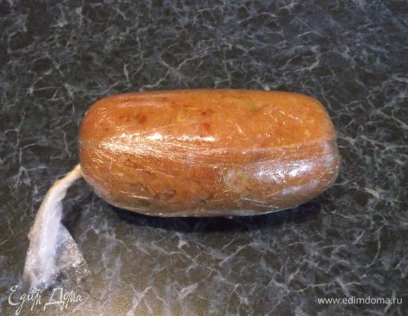 Аккуратно и плотно сворачиваем в плотную!!! колбаску. Готовим на паровой бане до готовности примерно 30 мин. Моя колбаска получилась не длинная, но толстая из-за размеров кастрюли. Поэтому у меня ушло минут 45-50
