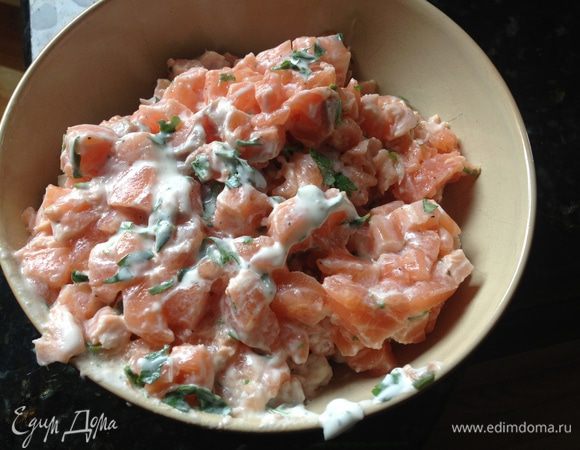 Порезать мелко лосось и замариновать его с ингредиентами для маринада. Я люблю петрушку, но вы можете добавить любую зелень, какая нравится вам. Накрыть крышкой и поставить в холодильник. Лучше всего это сделать на ночь.