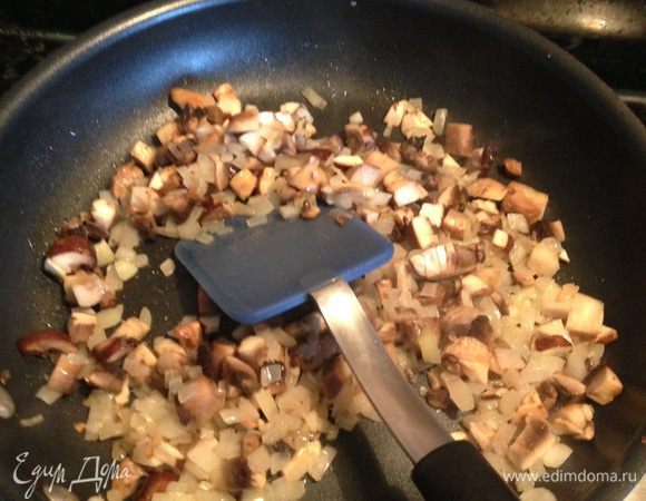 Отварить рис до готовности. Лук мелко нарубить, грибы порезать небольшими кусочками и пассеровать их на растительном масле минут 5-7. 