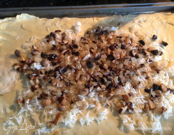 Далее выложить лук и грибы.