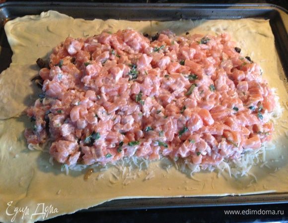 Следующий слой-рыба, затем кусочки сливочного масла и тёртый сыр.