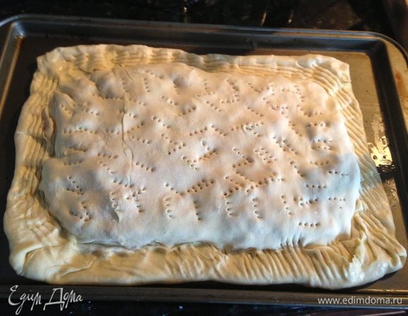 Раскатать тонко второй слой теста и накрыть им пирог. Защипать края и наколоть часто вилкой верхний слой. Дать постоять минут 10. Затем поставить в духовку, разогретую до 180 градусов минут на 40-45. Проверяйте, чтобы не подгорел.