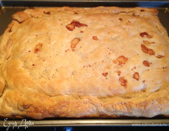 Вытаскиваем из духовки готовый пирог...