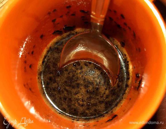 2 ст. ложки растворимого кофе заливаем 6 ложками горячей воды. 