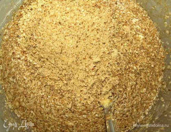 Орехи измельчить. 4 столовые ложки кофе, измельченные орехи добавляем в маслянисто-яичную массу. Перемешиваем до однородной массы.  