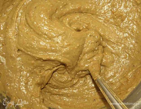 Добавляем муку. Хорошо перемешиваем. 