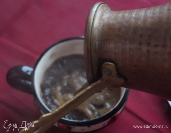 Засыпаем в турку (лучше всего медную) кофе, заливаем родниковой водой, ставим на огонь и доводим до кипения (но не кипятим!).