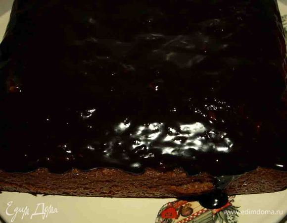 Шоколад поломать, растопить на водяной бане. Добавить сливки и остаток кофе. Перемешать. Немного проварить. Глазурью полить кекс и украсить любой присыпкой. 