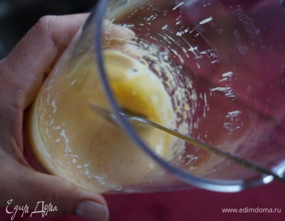 Делаем гоголь-моголь (знакомый и родной вкус детства!),соединяем сахар с желтком, взбиваем в блендере добела. 