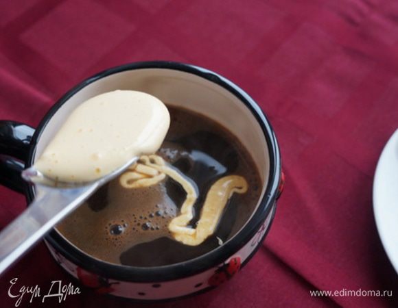 В кофейной чашечке уже парует кофе, аромат уже манит,но... Тонкой струйкой вливаем в кофе гоголь-моголь. 