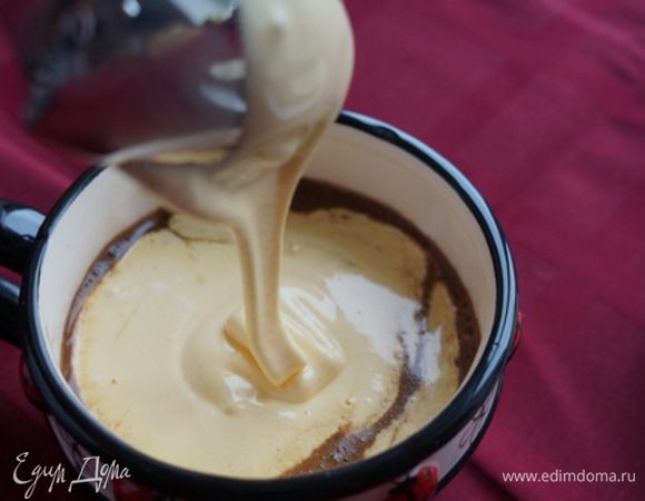 Вот и готов кофе к подаче. но здесь надо быть очень осторожной. При подаче кофе гостям,  надо обязательно предупредить, что верхний слой холодный, а кофе очень горячий... И вкус этого приготовления кофе очень контрастный: один слой- горячий и горький, другой-сладкий и холодный...
      Угощайтесь!  Наслаждайтесь! 