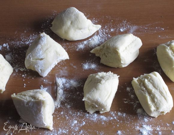 Разделить тесто на 8 частей.