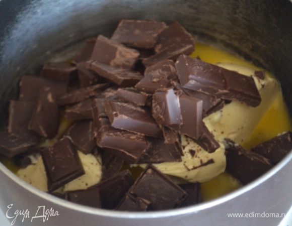 В ковше смешать мед, масло и шоколад и растопить на среднем огне.