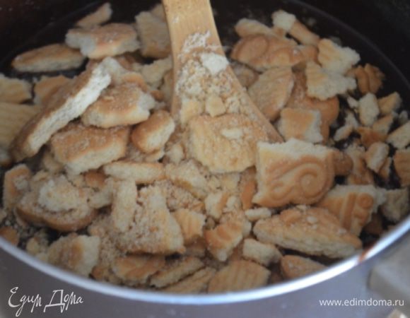 Наломать в нее печенье (не мелко и не крупно, пусть будут кусочки разного размера), также вводим изюм. 