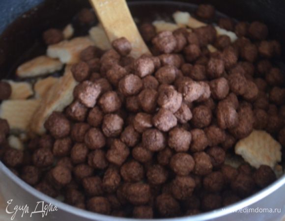 Добавить шарики (я добавила на глаз, все зависит от консистенции. В итоге при перемешивании должна получится густая плотная масса, чтобы все шарики и печенье были покрыты шоколадом. Не жидко должно быть! 