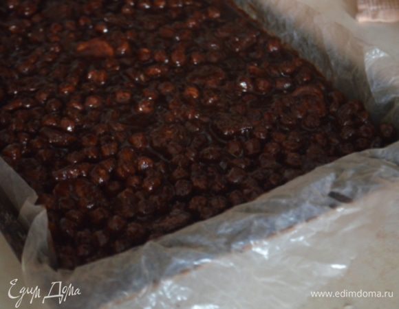 Противень (у меня 45х30 см, но можно и меньше - просто печенье будет толще) застелить бумагой для выпечки, сперва ее при это намочить и помять руками, она станет более податливая), застелить противень и выложить в нее массу. Разровнять и убрать в морозилку. 