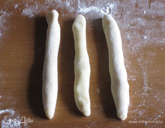 Из каждого куска теста раскатываем три жгутика (каждый жгутик 15 см)....