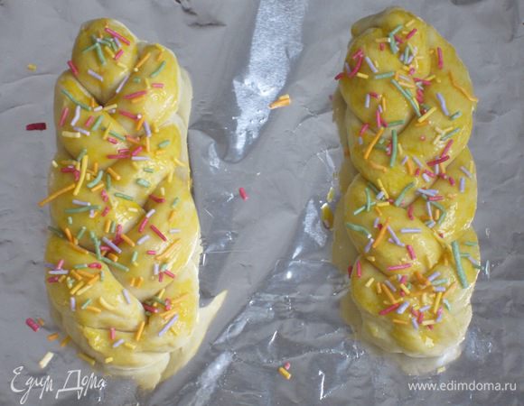 Посыпать маком, цветной стружкой или просто сахаром.