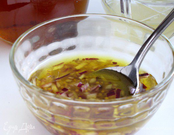 Смешать все ингредиенты для заправки и хорошенько перемешать. Добавить мелко нарезанный фиолетовый лук.