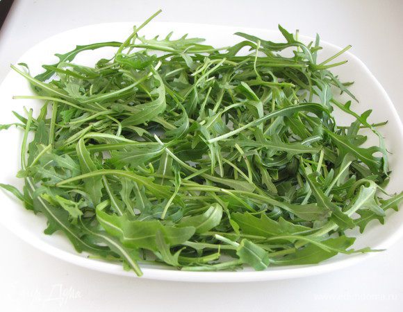 Руколу вымыть, обсушить и выложить на порционные тарелки.