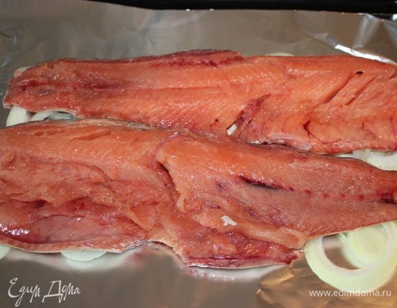 Рыбу разделать на филе (кожу можно не снимать, т.к у гольца она нежная, почти без чешуи). Выпекать будем в фольге. Выложить рыбу на подушку из лука.