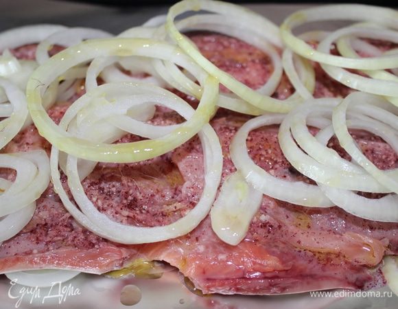 Полить соусом филе рыбы, поверх выложить лук и полить оливковым маслом. Накрываем фольгой и в духовку на 20-25 минут при температуре 175 градусов.