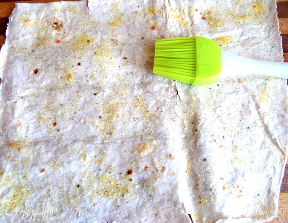 А можно сразу взять большой пласт и смазать кисточкой растительным маслом. Посыпать любыми приправами типа Вегеты...или чесночным порошком (будет очень ароматно!).