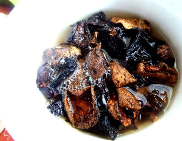 Теперь супчик. Сухие грибы замочить минут на 15-20 в горячей воде.