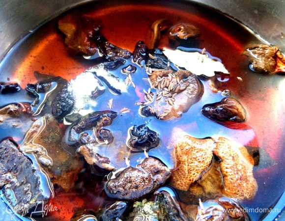 Грибы в кастрюле залить ещё водой,добавить лаврушку,тмин,соль,перец и варить до готовности около получаса.