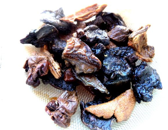 Затем грибы я откинула на сито и использовала в другой постный рецепт. Но Вы можете нарезать их и отправить обратно в суп.