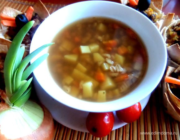 А в бульоне грибном сварила сначала перловку почти до готовности,затем добавила картофель кубками,морковку и целую луковицу,которую потом выбросила.