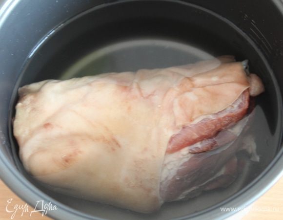 Свиную рульку замочить в холодной воде часа на 2. 