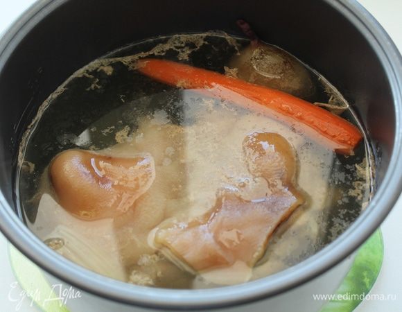 Уложить рульку в мультиварку, (или кастрюлю) залить холодной водой чтобы она только слегка её прикрывала, добавить морковку, луковицу, стебли сельдерея.  Варить рульку около 3-х часов. За час до окончания варки добавить соль по вкусу.