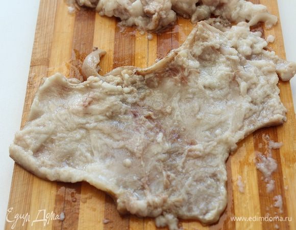 Рульку вынуть, аккуратно извлечь кость, снять кожу. Лишний жир удалить.