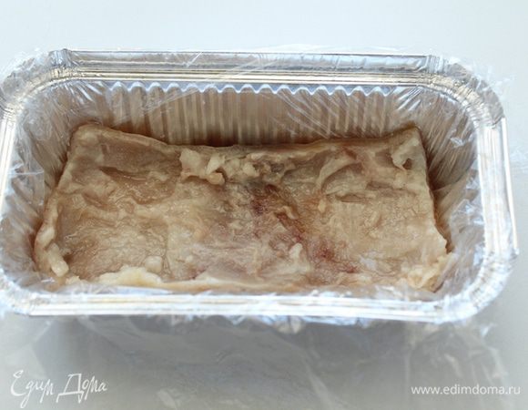 Форму  застелить пищевой пленкой так, чтобы края пленки свешивались по краям формы.
На дно формы уложить кусок кожи.