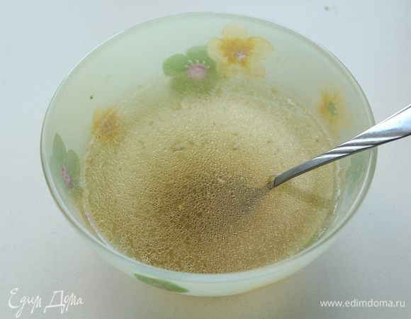 Быстрорастворимый желатин залить горячим бульоном (правда больше половины не пригодилось). Если у вас обычный желатин, действуйте согласно инструкции.