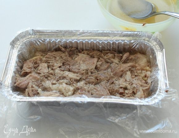 На кожу в форму уложить половину подготовленного мяса. Утрамбовать. Залить мясо несколькими ложками желатинового бульона. 