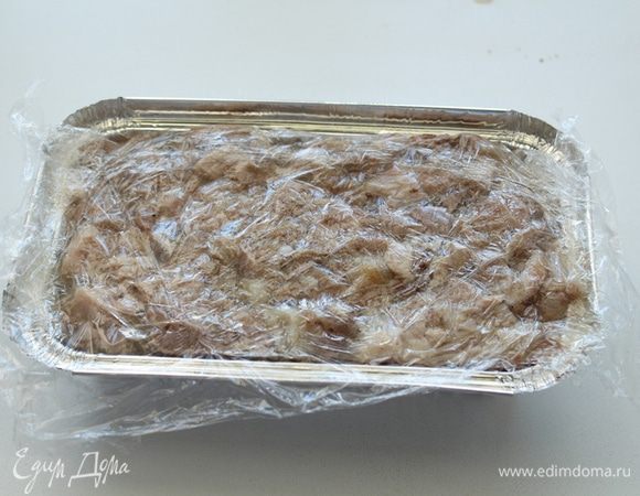 Выложить остальное мясо в форму, ещё раз слегка уплотнить, залить  желатиновым бульоном. Прикрыть форму концами пленки. Убрать в холодильник на ночь, придавив сверху небольшим грузом. 