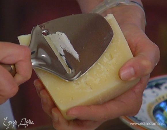 Сыр натереть хлопьями (можно воспользоваться овощечисткой).