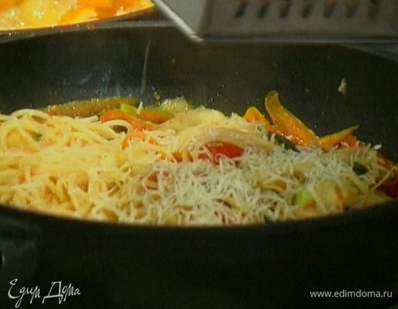 Полить макароны соусом, перемешать. Если получилось слишком сухо, влить немного воды, в которой варились макароны.