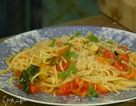 Присыпать тальятелле натертым сыром и листьями базилика и сразу же подавать.