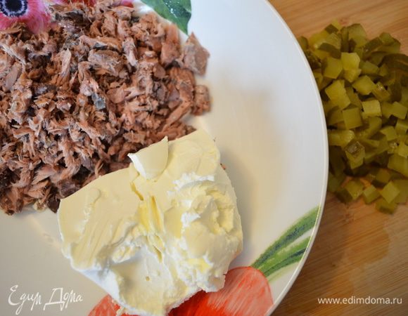 Тунец размять вилкой. Огурец нарезать мелким кубиком.