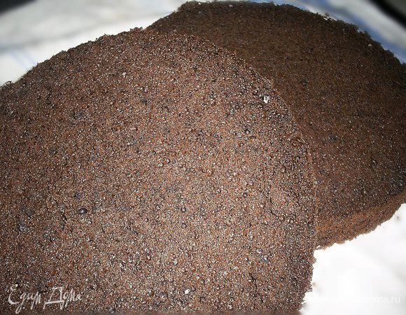 Разрезаем бисквит пополам на два пласта. Для торта нам понадобиться только половина бисквита, то есть один полученный корж. Однако я не советую уменьшать количество продуктов для бисквита и печь половинную порцию. Я уверенна, что вы найдете применение второй половине бисквита. Ее можно завернуть в пищевую пленку и заморозить, можно использовать сразу для приготовление еще одного десерта, а можно отдать на съедение домочадцам.