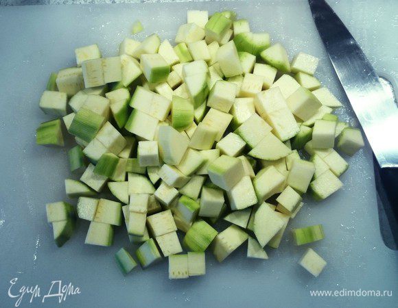 Кабачок нарезать крупными кубиками.